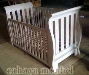 Box Bayi Minimalis Cat Duco Putih